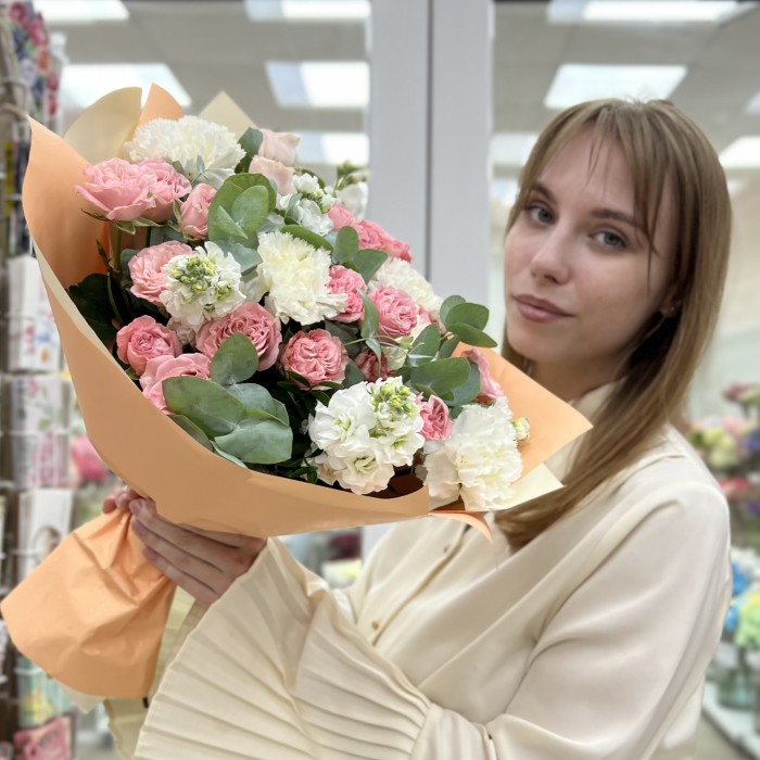 Кустовые розы Мадам Бомбастик с маттиолой